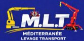 Logo M.L.T. (Méditerranée Levage Transport) sur fond bleu. Initiales formées par une grue hydraulique jaune et une mini-grue rouge.