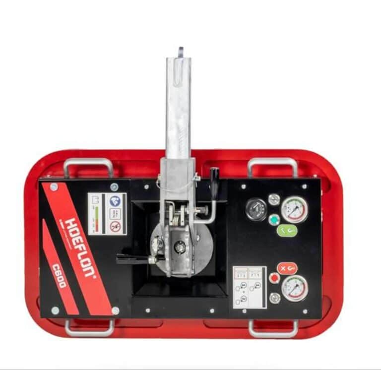 Appareil de levage Hoeflon C600 rouge et noir, montrant le mécanisme central, les jauges de pression et les commandes du palonnier à ventouses.